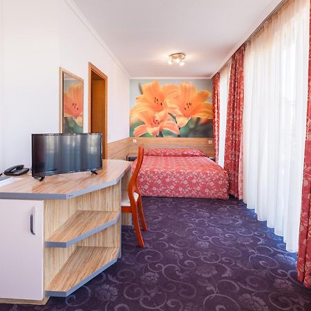 Семеен Хотел Опера Burgas Phòng bức ảnh