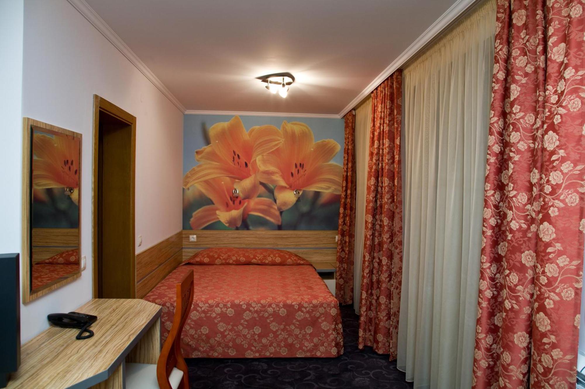 Семеен Хотел Опера Burgas Phòng bức ảnh